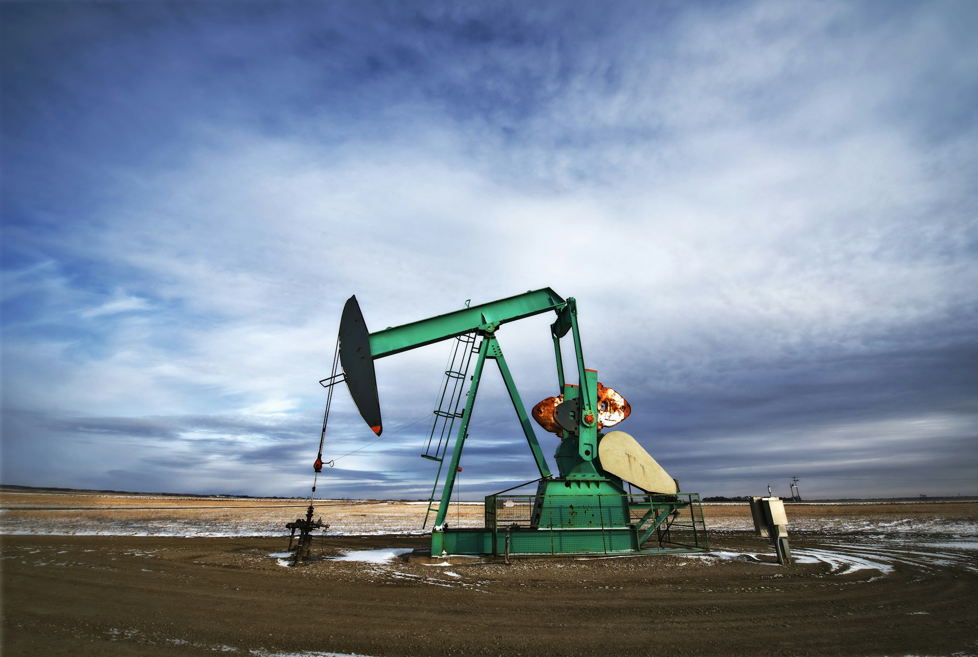 Een oliepompkrik op een boorlocatie naar olie, een olieveld in Saskatchewan.